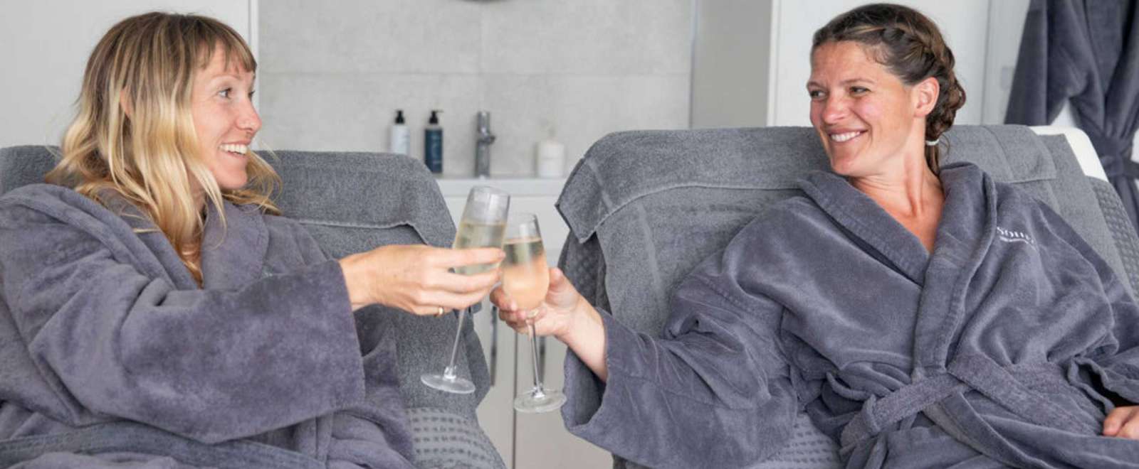 2 Woman with prosecco in double treatment room