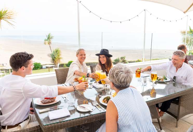 Family dining alfresco