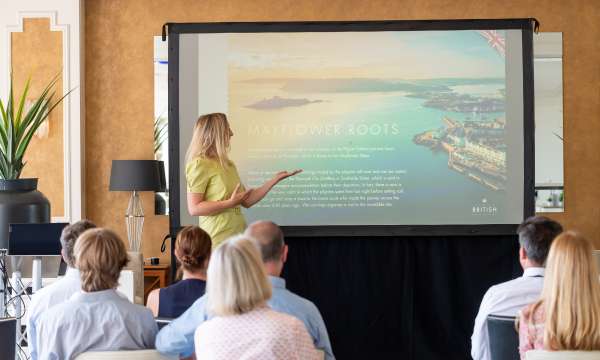 Lady presenting with a screen during a conference 