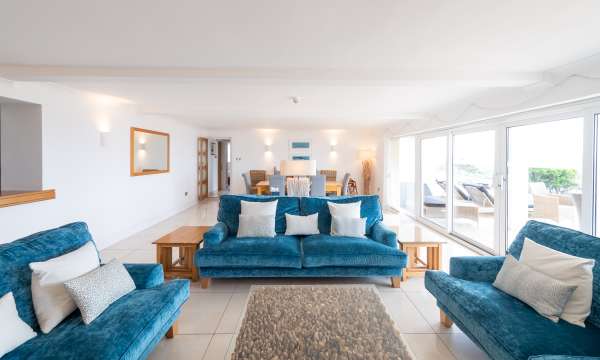 Surf apartment, lounge area with blue velvet sofas 