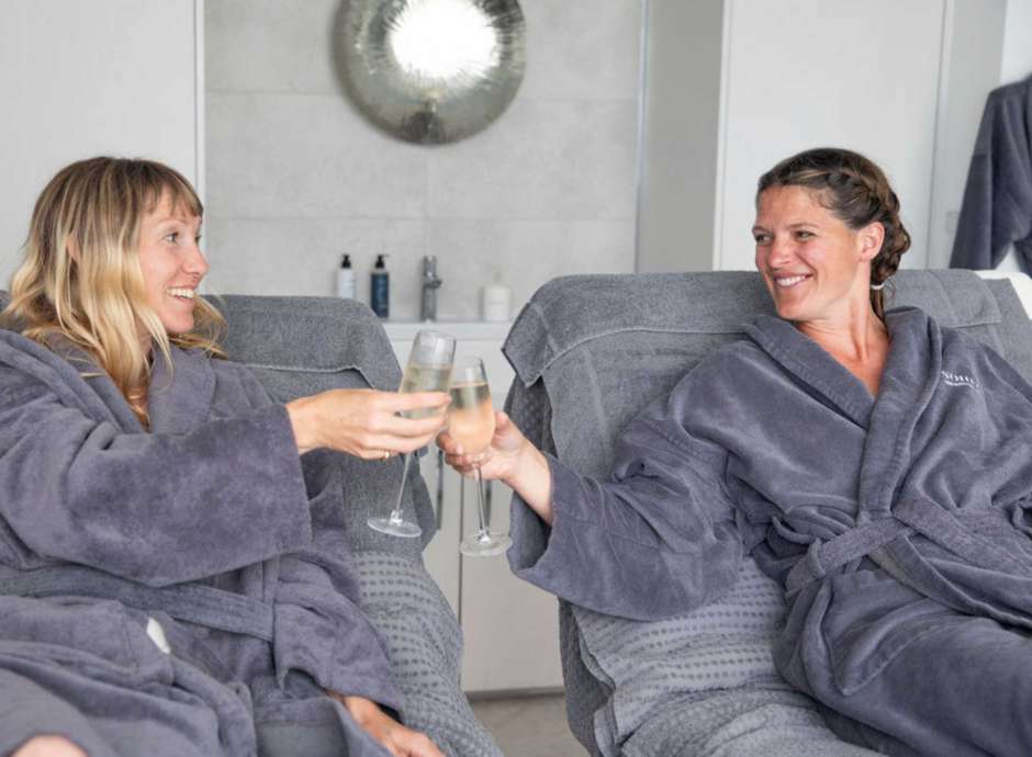 2 Woman with prosecco in double treatment room