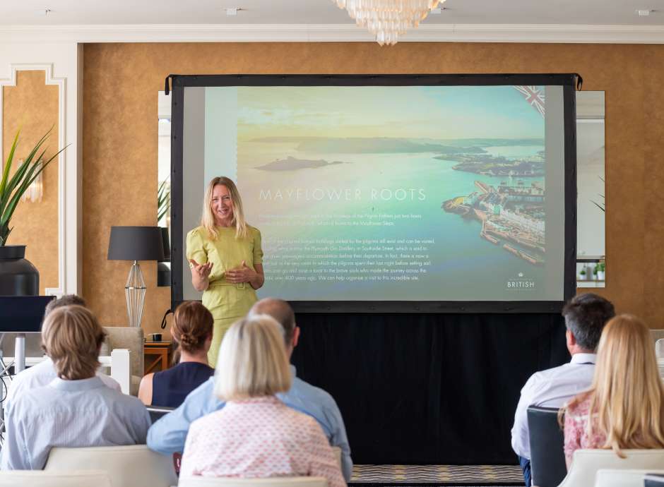 Lady presenting with a screen during a conference 