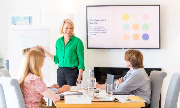 Lady presenting with a screen during a conference in Surf Apartment