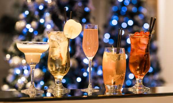 5 festive cocktails on the bar ready for Christmas